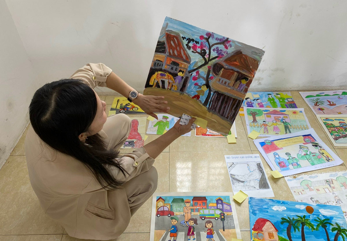 Ban Giám khảo chấm điểm các tác phẩm dự thi.