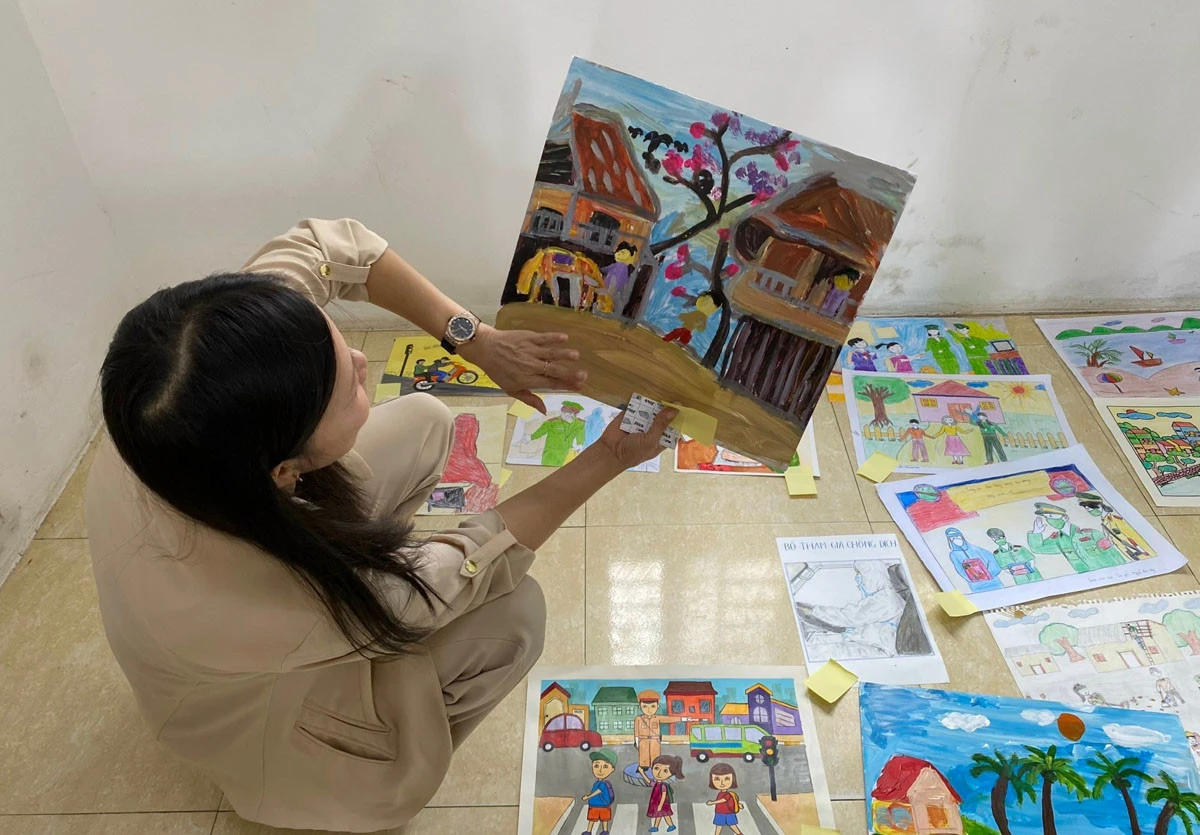 Ban Giám khảo chấm điểm các tác phẩm dự thi.