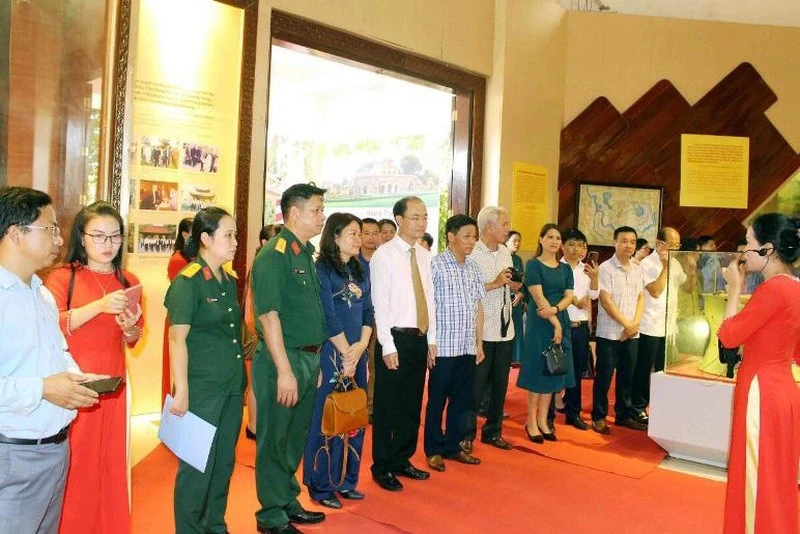 Các đại biểu cắt băng khai trương trưng bày chuyên đề: “Đông Kinh – Lam Kinh thời Lê”.