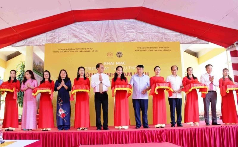 Các đại biểu cắt băng khai trương trưng bày chuyên đề: “Đông Kinh – Lam Kinh thời Lê”. Các đại biểu cắt băng khai trương trưng bày chuyên đề: “Đông Kinh – Lam Kinh thời Lê”.