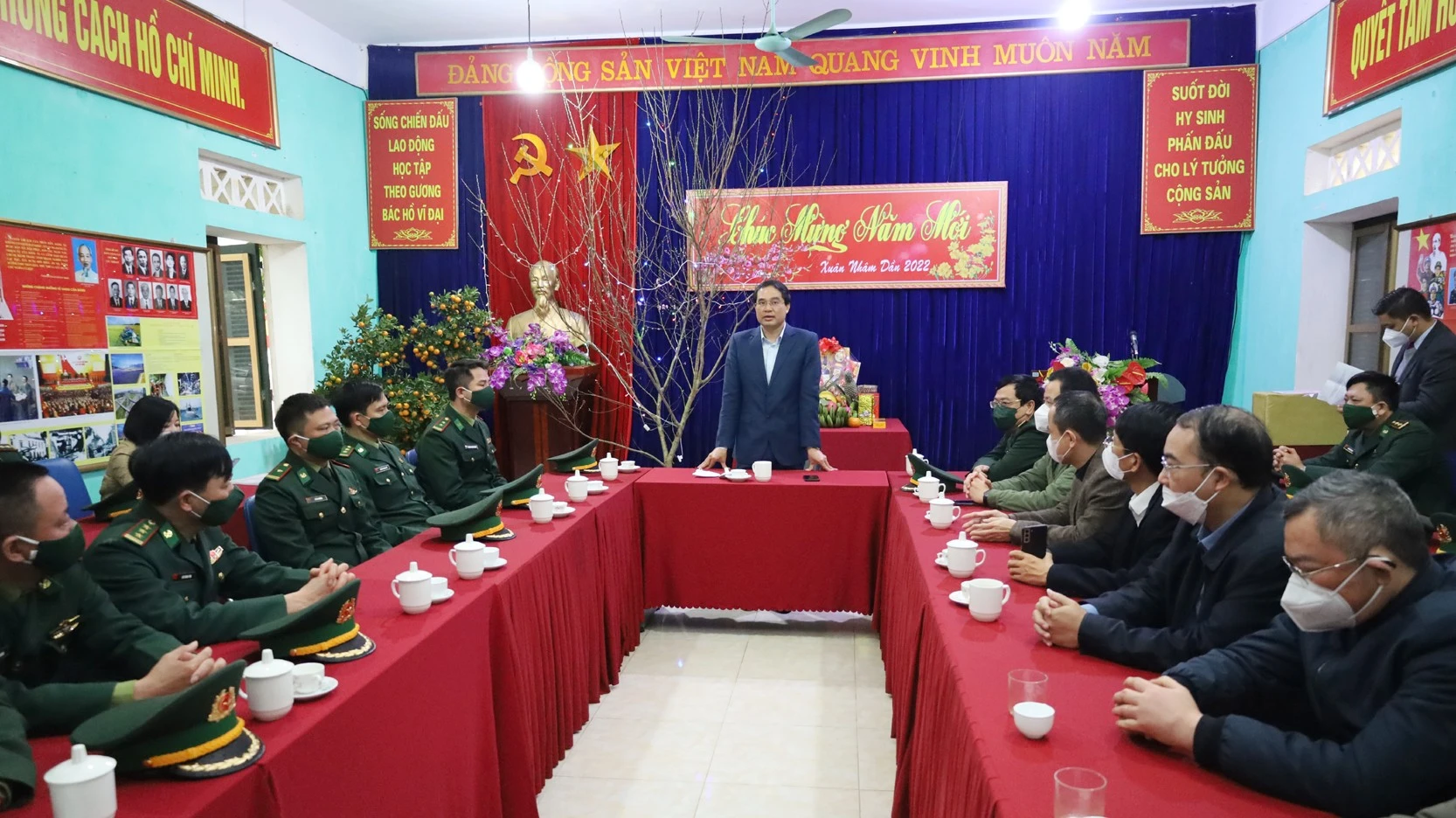 Chủ tịch UBND tỉnh Trịnh Xuân Trường thăm, tặng quà Tết tại huyện Mường Khương ảnh 2