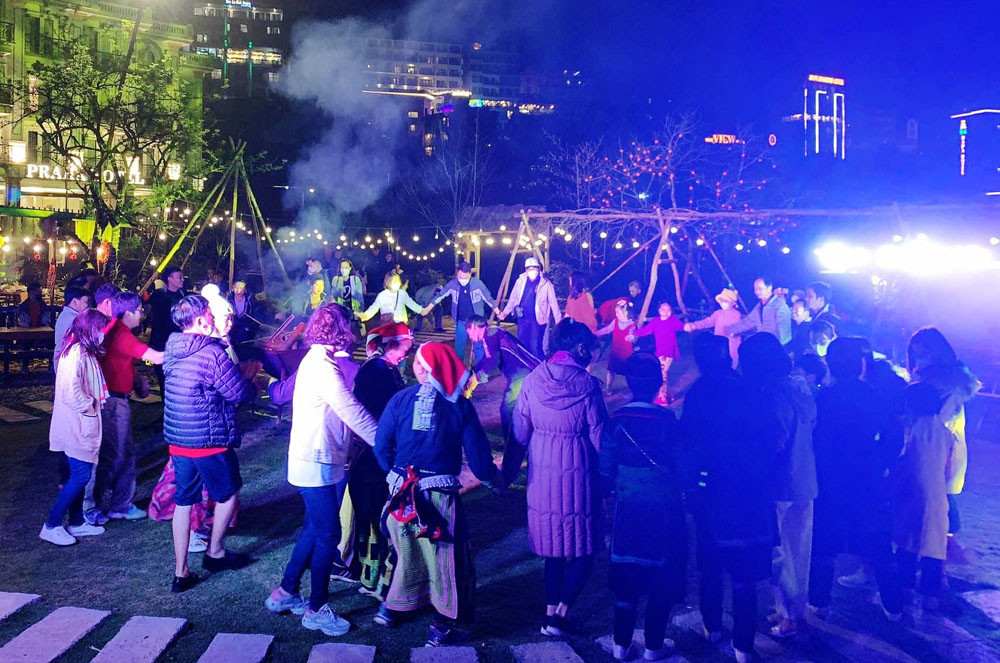 Du khách và người dân hòa mình trong điệu múa quanh lửa trại. Du khách và người dân hòa mình trong điệu múa quanh lửa trại.