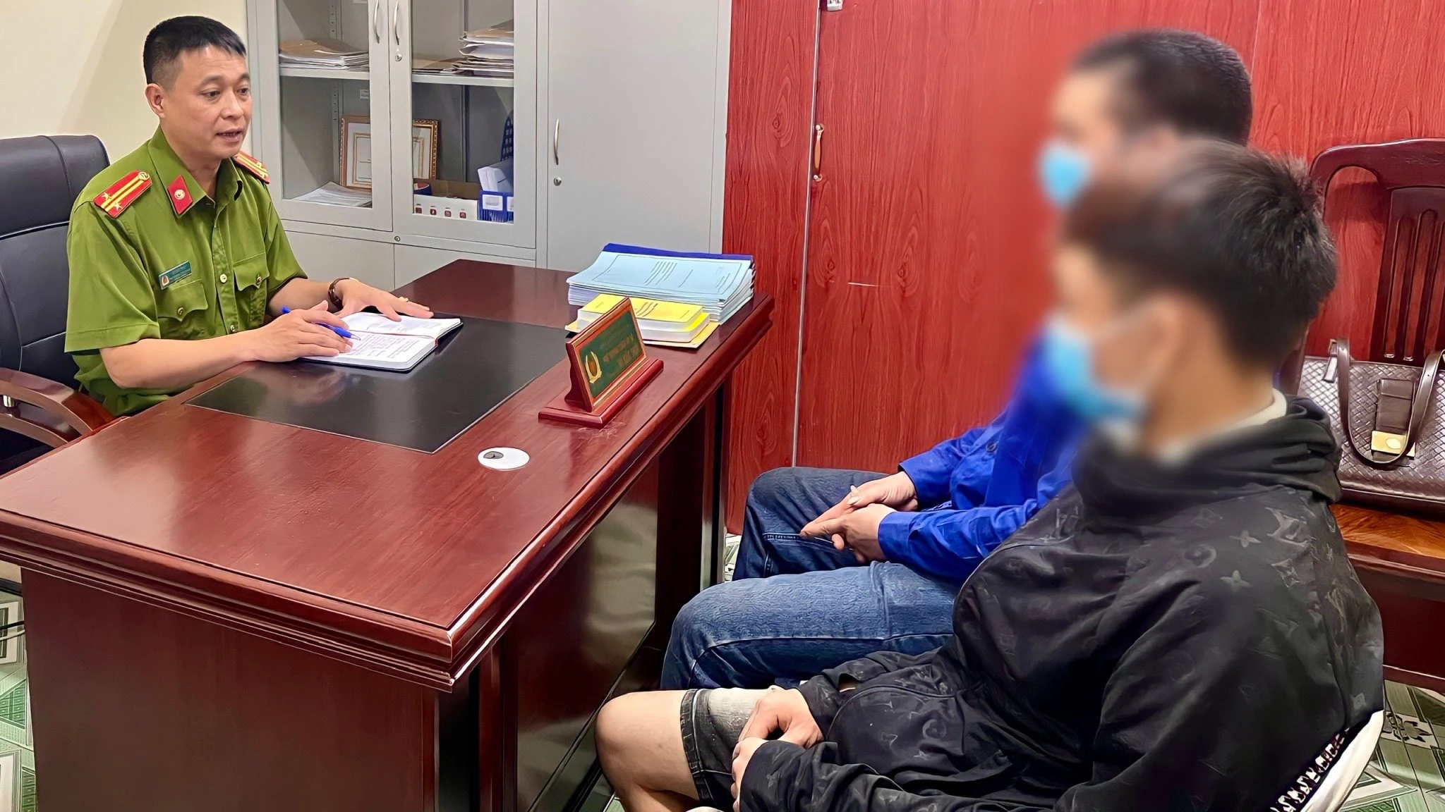 Công an xã Gia Phú, huyện Bảo Thắng thu thập thông tin từ nạn nhân.