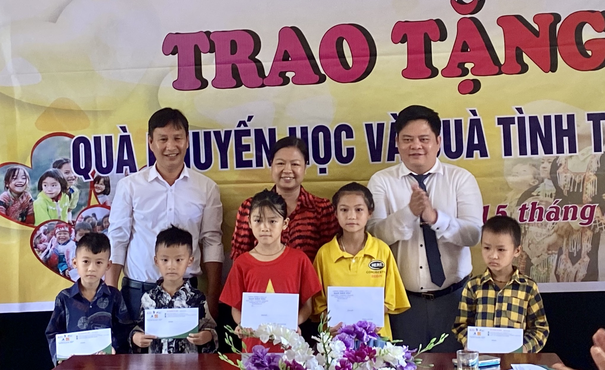 Trao 70 phần quà cho học sinh nghèo vượt khó và gia đình có hoàn cảnh khó khăn ảnh 2