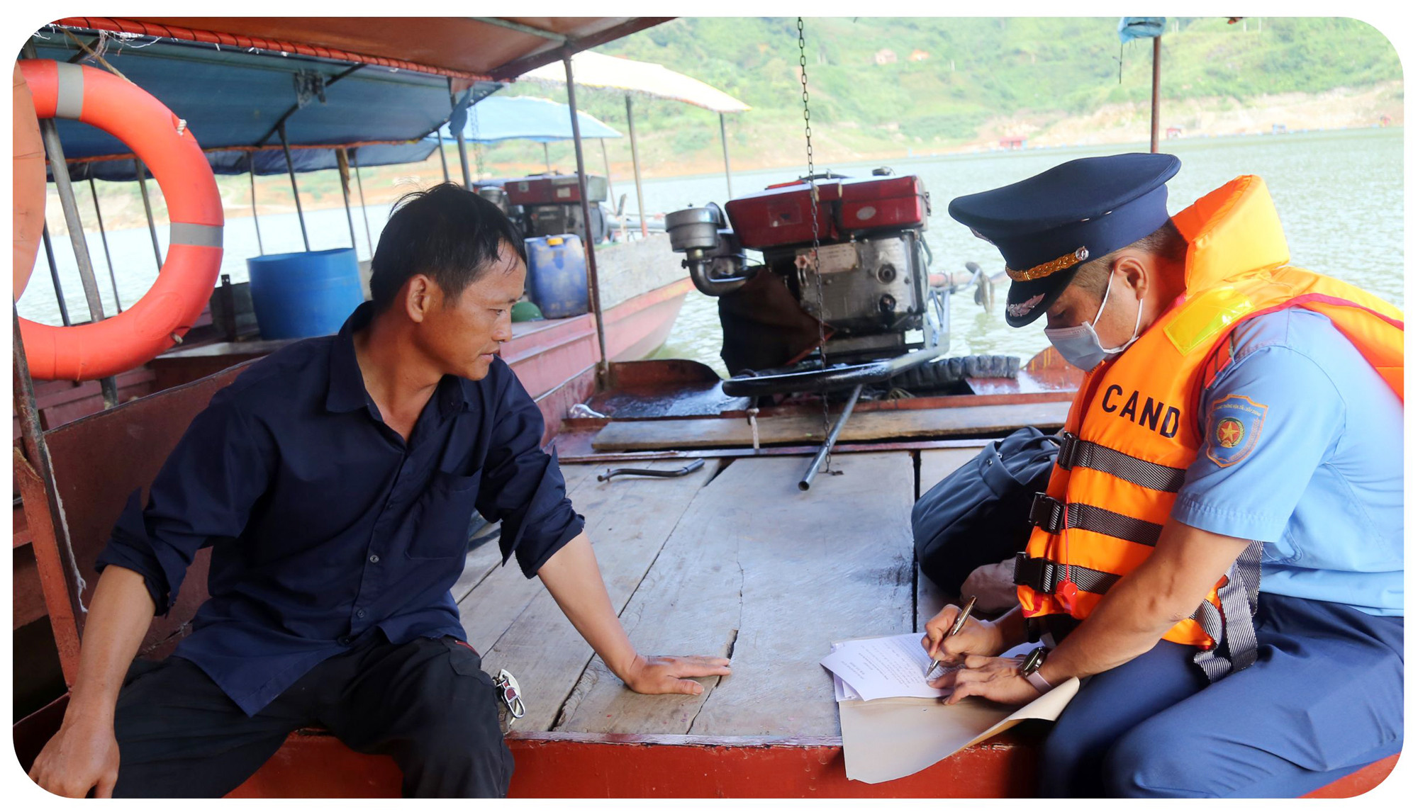 Thanh tra giao thông lập biên bản xử lý chủ phương tiện vi phạm các quy định về an toàn giao thông đường thủy. Thanh tra giao thông lập biên bản xử lý chủ phương tiện vi phạm các quy định về an toàn giao thông đường thủy.