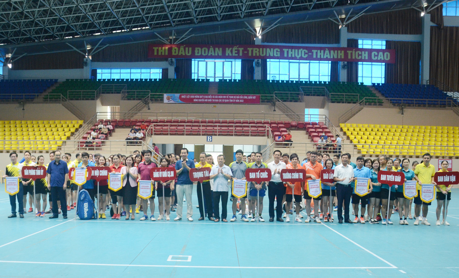 Ban tổ chức tặng Cờ lưu niệm các đơn vị tham gia giải.