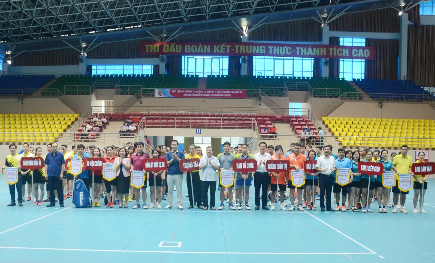 Ban tổ chức tặng Cờ lưu niệm các đơn vị tham gia giải.