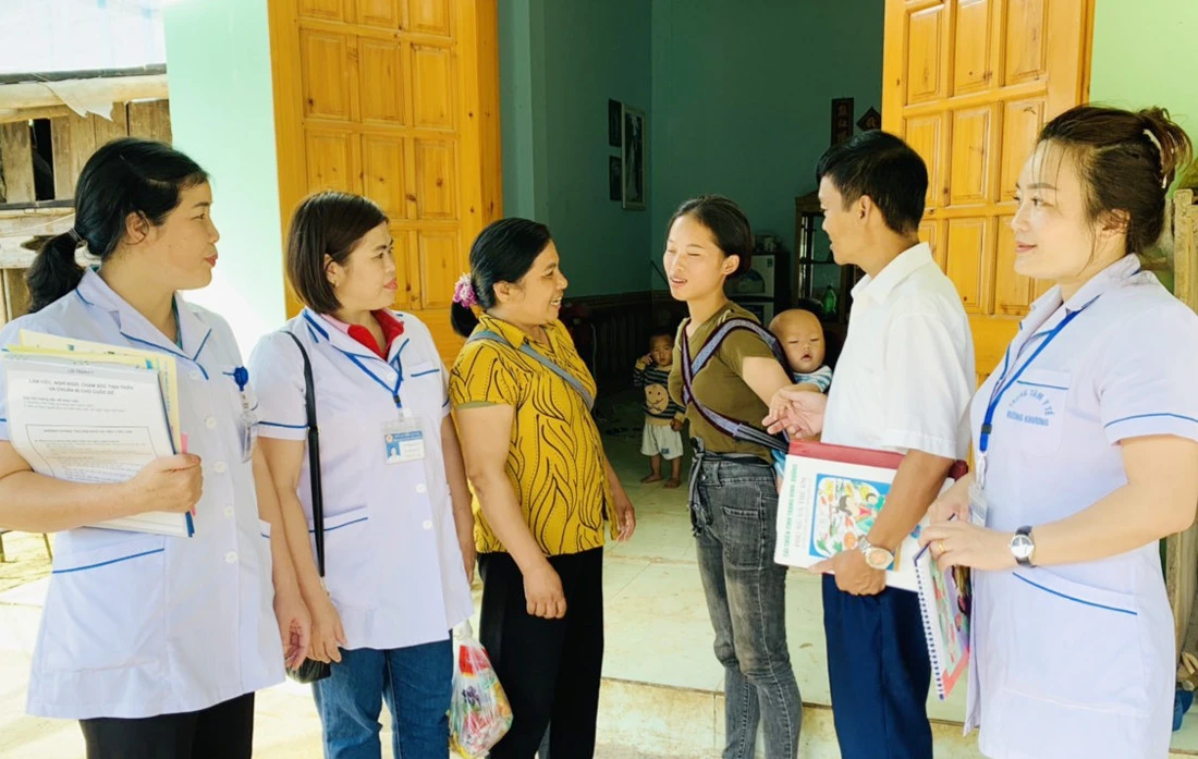 Là công tác viên y tế thôn bản, chị Hoa thường xuyên tuyên truyền, vận động chị em ăn ở hợp vệ sinh, thực hiện kế hoạch hóa gia đình.