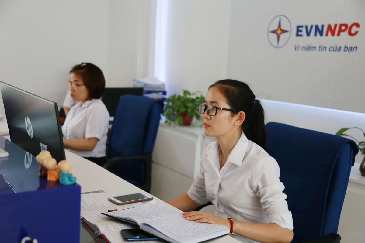 Nhân viên Điện lực thành phố Lào Cai kiểm tra thông tin thanh toán của khách hàng.