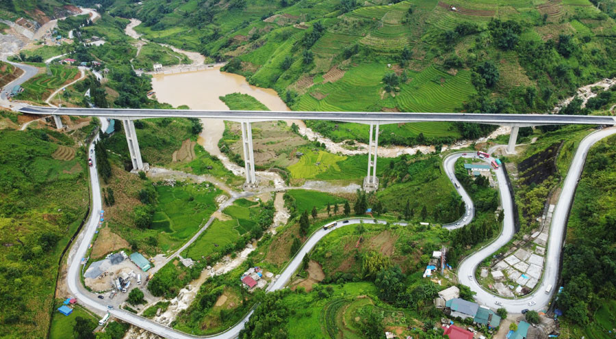 Cầu cạn Móng Sến được xây dựng điều chỉnh hướng tuyến để tránh ruộng bậc thang Vù Lùng Sung.