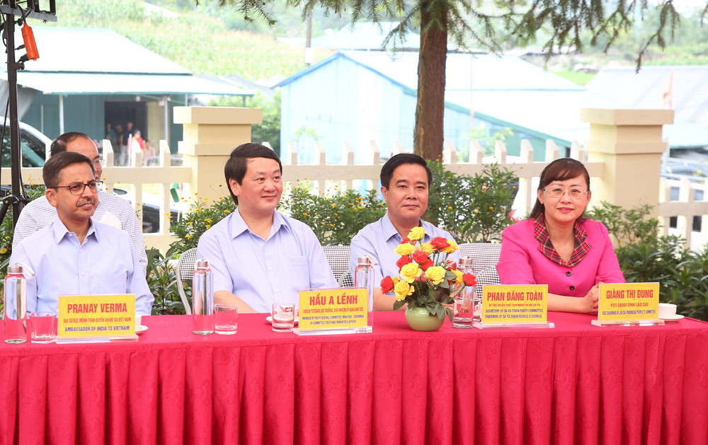 Các đại biểu tham dự lễ bàn giao.