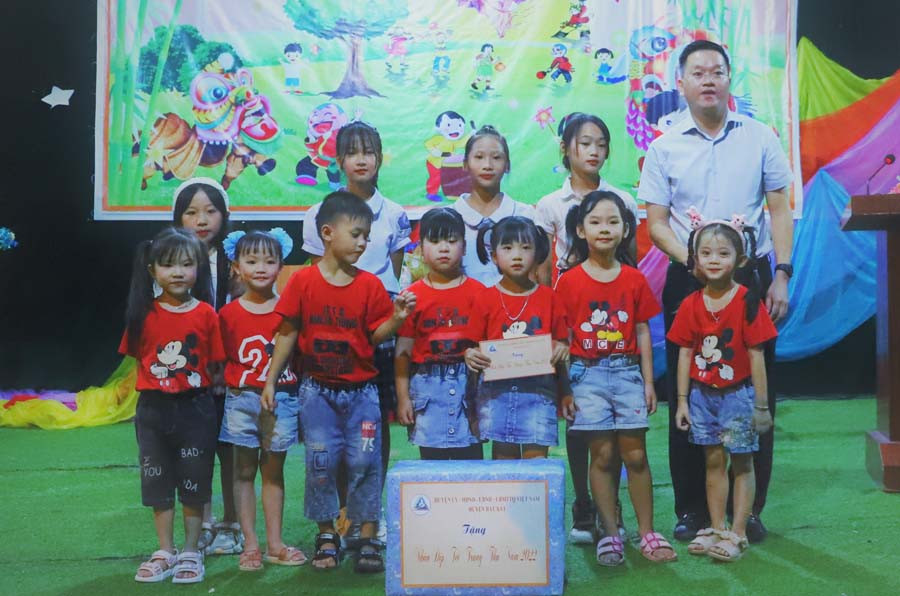 Lãnh đạo huyện trao quà cho các cháu thiếu nhi.