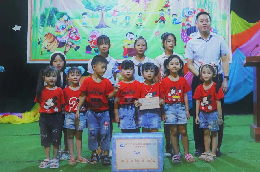 Lãnh đạo huyện trao quà cho các cháu thiếu nhi.