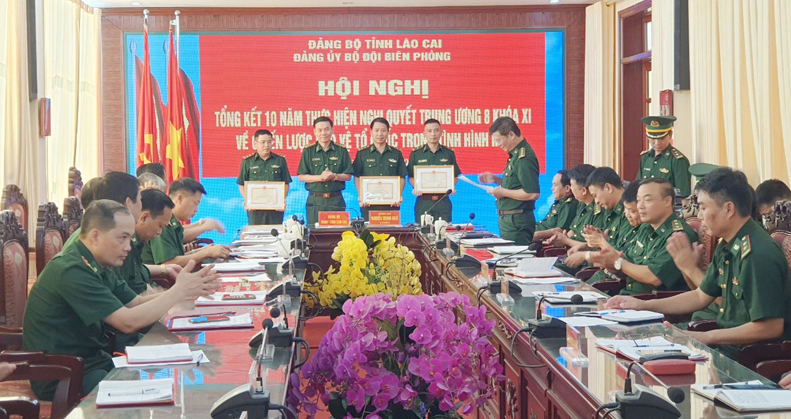 Trao thưởng cho các tập thể và cá nhân có thành tích xuất sắc trong thực hiện Nghị quyết Trung ương 8 khóa XI.