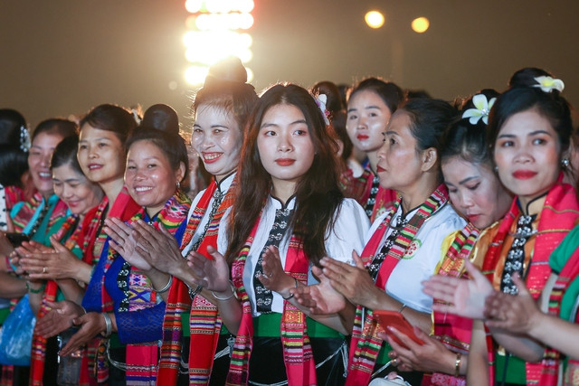 Lễ đón nhận Bằng của UNESCO ghi danh “Nghệ thuật Xòe Thái” là di sản văn hóa phi vật thể đại diện của nhân loại ảnh 5 Lễ đón nhận Bằng của UNESCO ghi danh “Nghệ thuật Xòe Thái” là di sản văn hóa phi vật thể đại diện của nhân loại ảnh 5