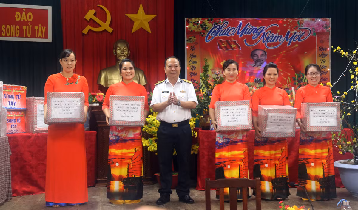 Thượng tá Phạm Văn Thọ, Phó Chính ủy Lữ đoàn 146 trao quà tết cho cán bộ, chiến sỹ đảo Song Tử Tây. Trao quà cho đại diện chùa Song Tử Tây. Trao quà cho đại diện Nhân dân xã Song Tử Tây. Phóng viên Báo Lào Cai trao quà cho cán bộ, chiến sỹ đảo Song Tử Tây.