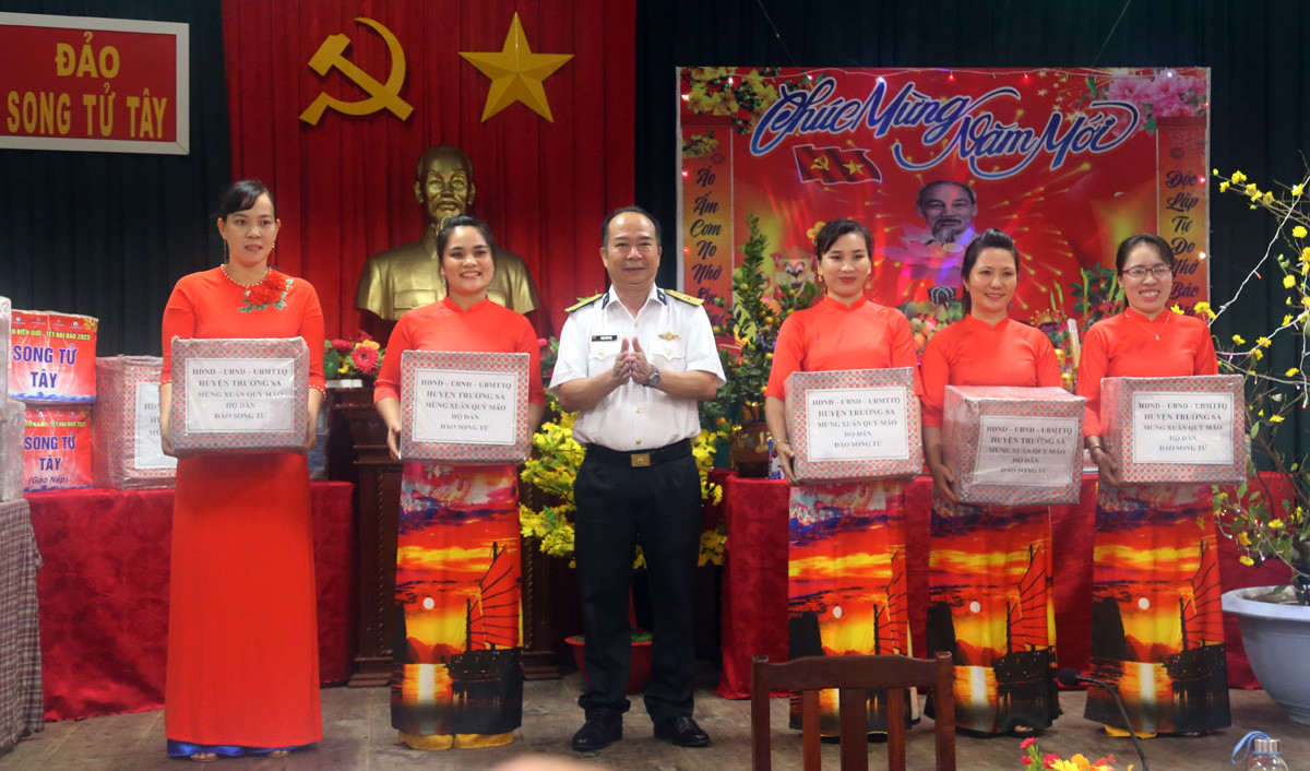 Thượng tá Phạm Văn Thọ, Phó Chính ủy Lữ đoàn 146 trao quà tết cho cán bộ, chiến sỹ đảo Song Tử Tây. Trao quà cho đại diện chùa Song Tử Tây. Trao quà cho đại diện Nhân dân xã Song Tử Tây. Phóng viên Báo Lào Cai trao quà cho cán bộ, chiến sỹ đảo Song Tử Tây.