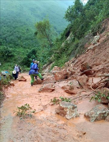 Người dân ở các thôn trong huyện Tu Mơ Rông (Kon Tum) khắc phục sạt lở ở các tuyến đường liên thôn, liên xã. Người dân ở các thôn trong huyện Tu Mơ Rông (Kon Tum) khắc phục sạt lở ở các tuyến đường liên thôn, liên xã.
