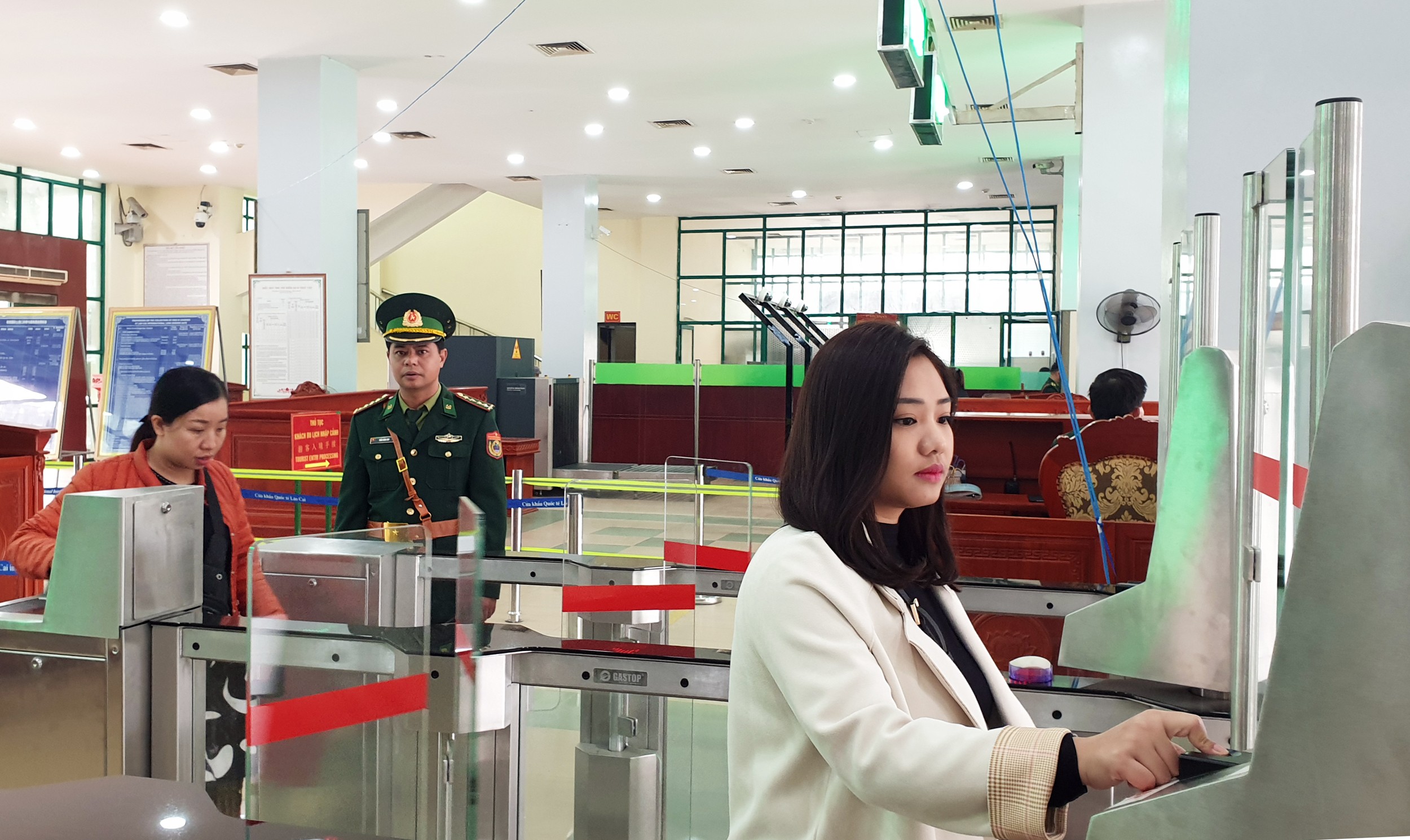 Các cơ quan chức năng tại Cửa khẩu Quốc tế Lào Cai đã chuyển đổi số trong kiểm soát người xuất - nhập cảnh. Các cơ quan chức năng tại Cửa khẩu Quốc tế Lào Cai đã chuyển đổi số trong kiểm soát người xuất - nhập cảnh.