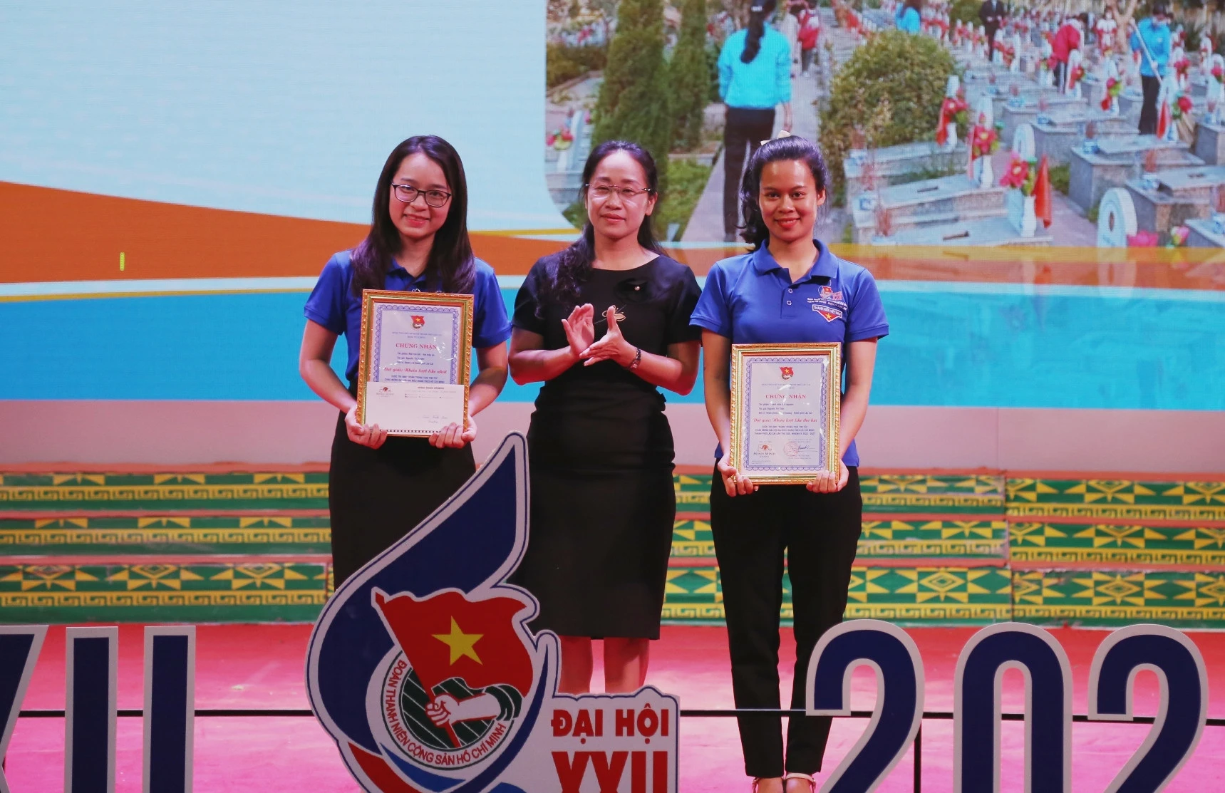 Tác phẩm "Bữa cơm tất niên tại điểm trường Liên cấp" - tác giả Vũ Mạnh Thắng (Đoàn Thanh niên Công an thành phố Lào Cai) đoạt giải Nhất cuộc thi. Trao 2 giải Nhì cho các tác giả. Trao 2 giải Ba cho các tác giả. Tác phẩm "Tuổi trẻ công an trong chiến dịch cấp căn cước công dân" - Tác giả: Phạm Hoàng Giang (Đoàn thanh niên Công an thành phố Lào Cai) đoạt Giải chuyên đề Tác phẩm truyền tải thông điệp có ý nghĩa nhân văn nhất. Hai tác giả đoạt Giải chuyên đề tác phẩm có nhiều lượt like.