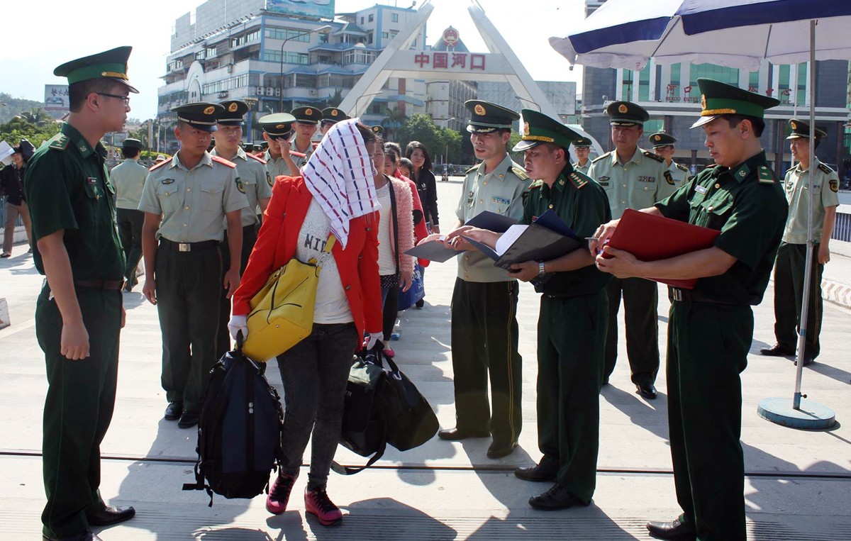 Bộ đội Biên phòng Lào Cai phối hợp với lực lượng chức năng phía bạn trao trả nạn nhân mua bán người. Bộ đội Biên phòng Lào Cai phối hợp với lực lượng chức năng phía bạn trao trả nạn nhân mua bán người.