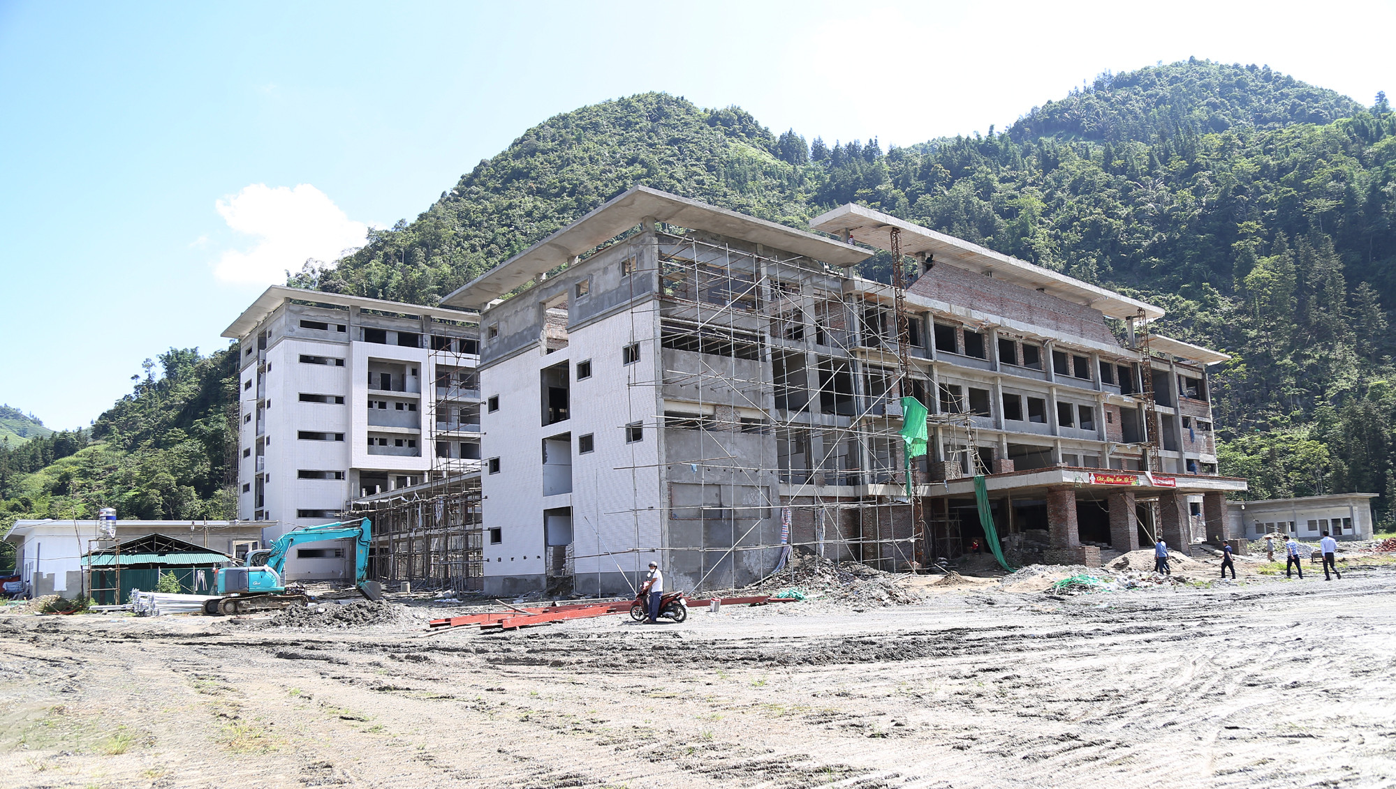 Chủ tịch UBND tỉnh kiểm tra tiến độ thi công Bệnh viện Đa khoa huyện.