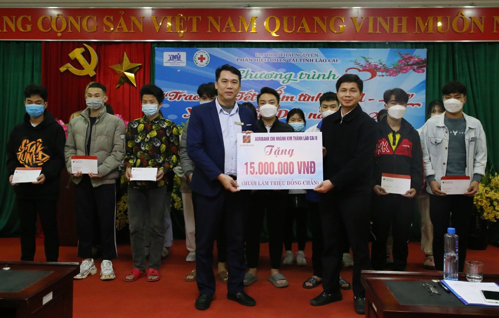 Phân hiệu Đại học Thái Nguyên tại Lào Cai tặng quà Tết cho sinh viên ảnh 3