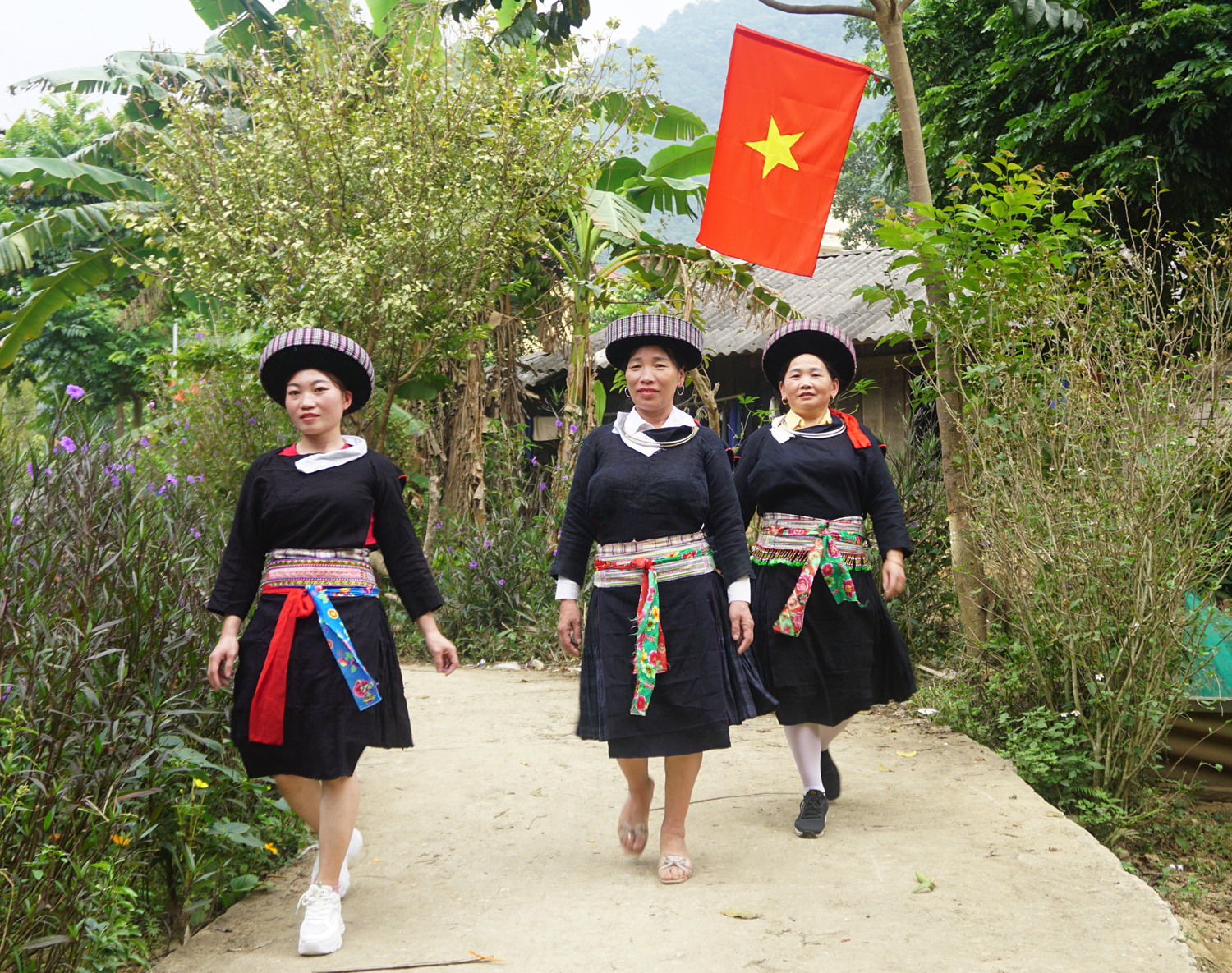 Phụ nữ Mông xanh chuẩn bị trang phục đón Tết cổ truyền ảnh 10