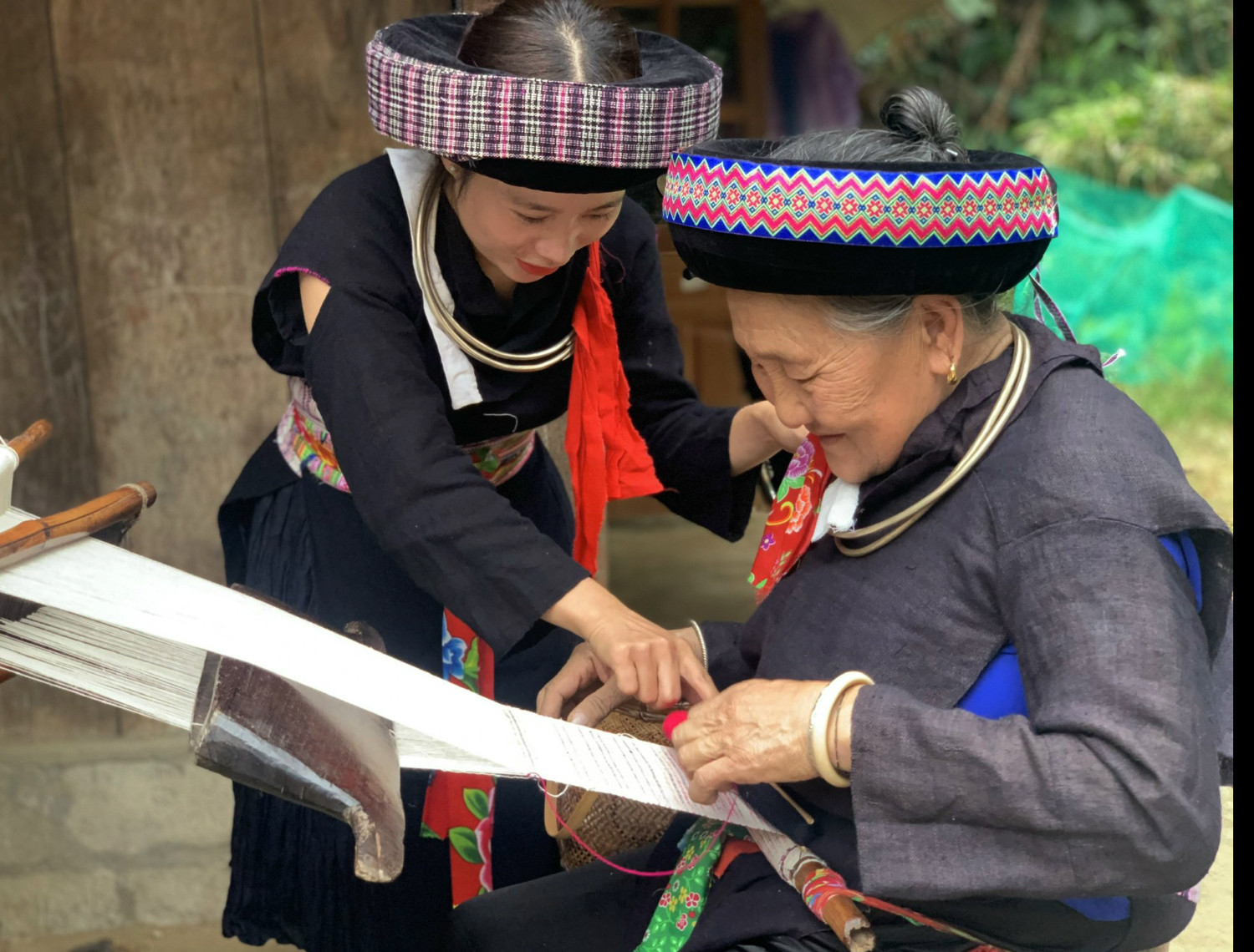 Phụ nữ Mông xanh chuẩn bị trang phục đón Tết cổ truyền ảnh 5