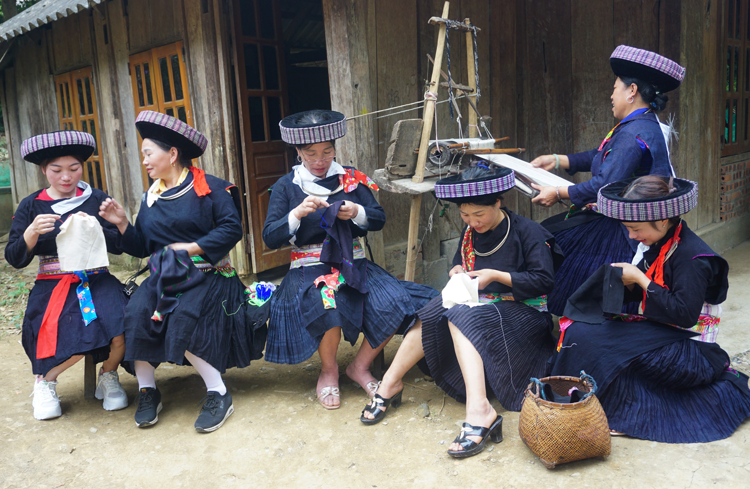 Phụ nữ Mông xanh chuẩn bị trang phục đón Tết cổ truyền ảnh 2