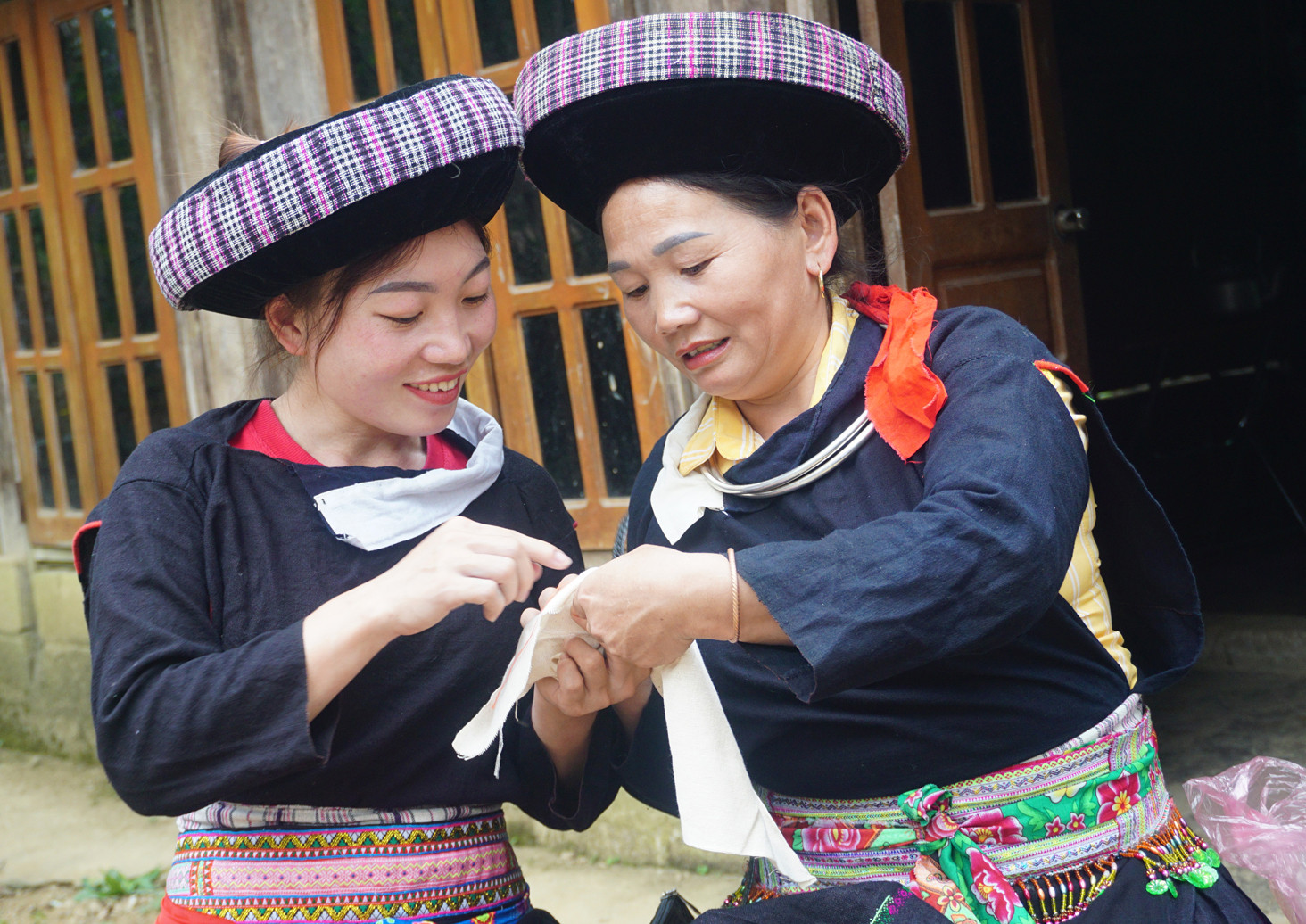 Phụ nữ Mông xanh chuẩn bị trang phục đón Tết cổ truyền ảnh 3