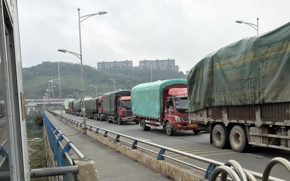 Sáng 8/1, hàng trăm xe tải chở hàng hóa đã được thông quan xuất - nhập khẩu hàng hóa qua Cửa khẩu Quốc tế đường bộ số II Kim Thành.