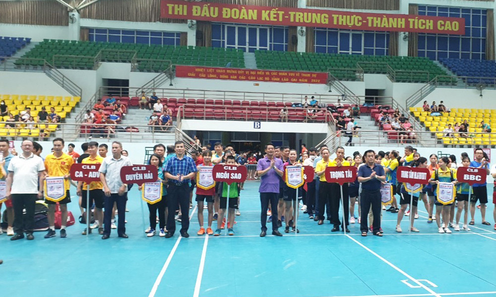 Ban tổ chức tặng Cờ lưu niệm cho các đoàn vận động viên.