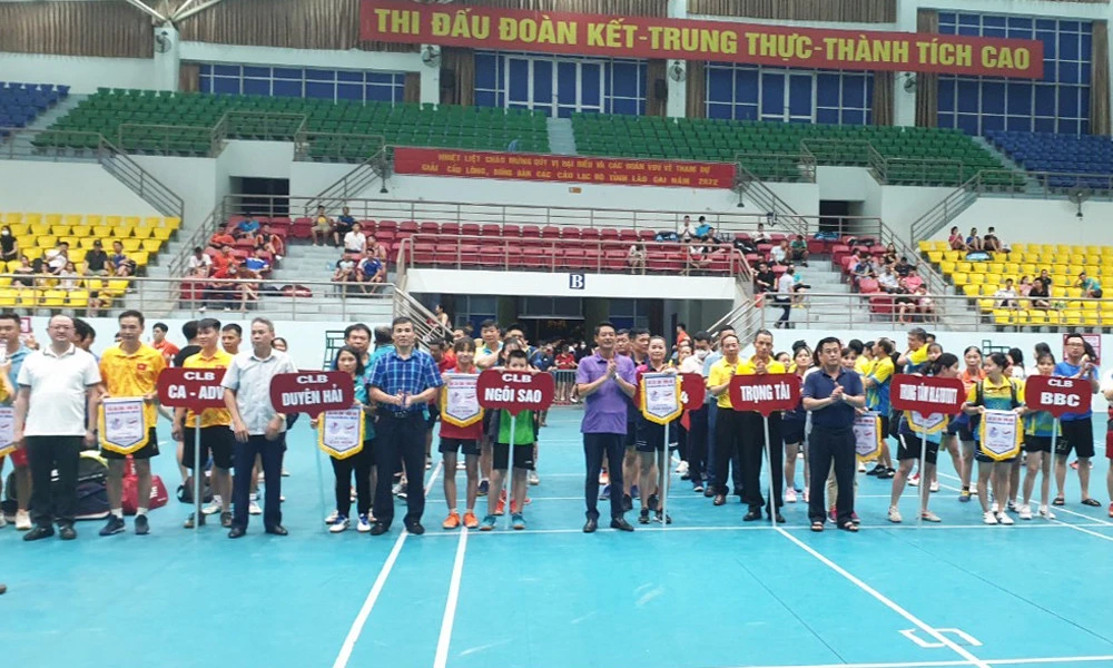 Ban tổ chức tặng Cờ lưu niệm cho các đoàn vận động viên. Ban tổ chức tặng Cờ lưu niệm cho các đoàn vận động viên.