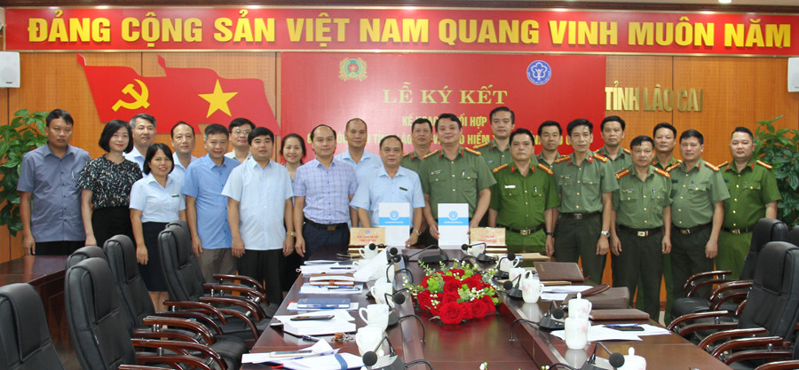 Công an tỉnh và Bảo hiểm xã hội tỉnh ký kết kế hoạch phối hợp. Công an tỉnh và Bảo hiểm xã hội tỉnh ký kết kế hoạch phối hợp.