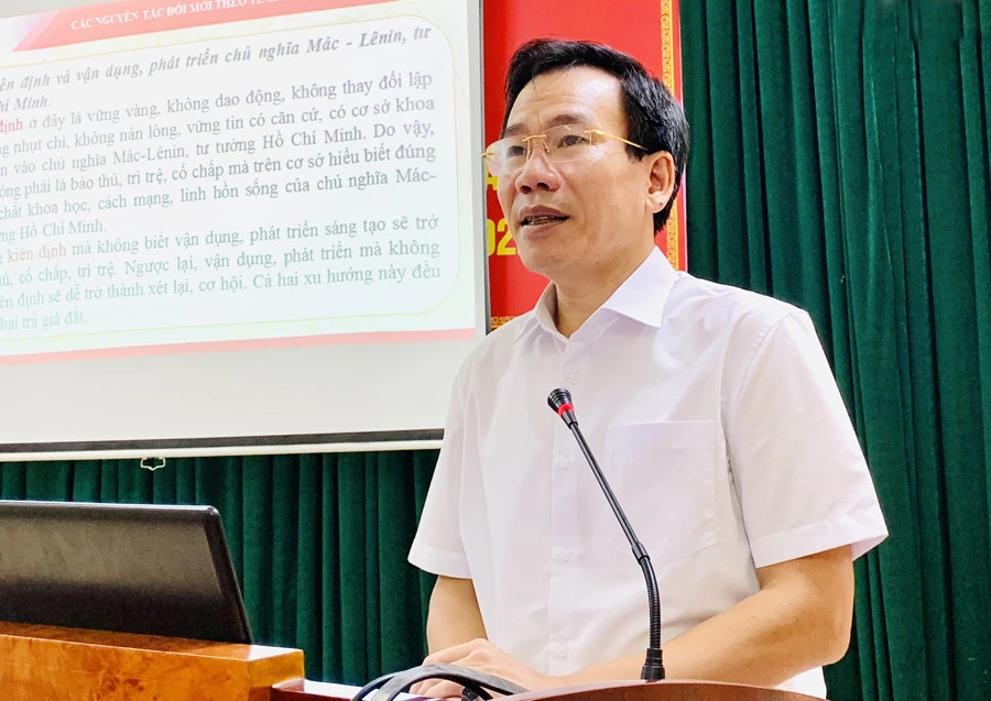 Trưởng Ban Tuyên giáo Tỉnh ủy Dương Đức Huy truyền đạt nội dung tại hội nghị.