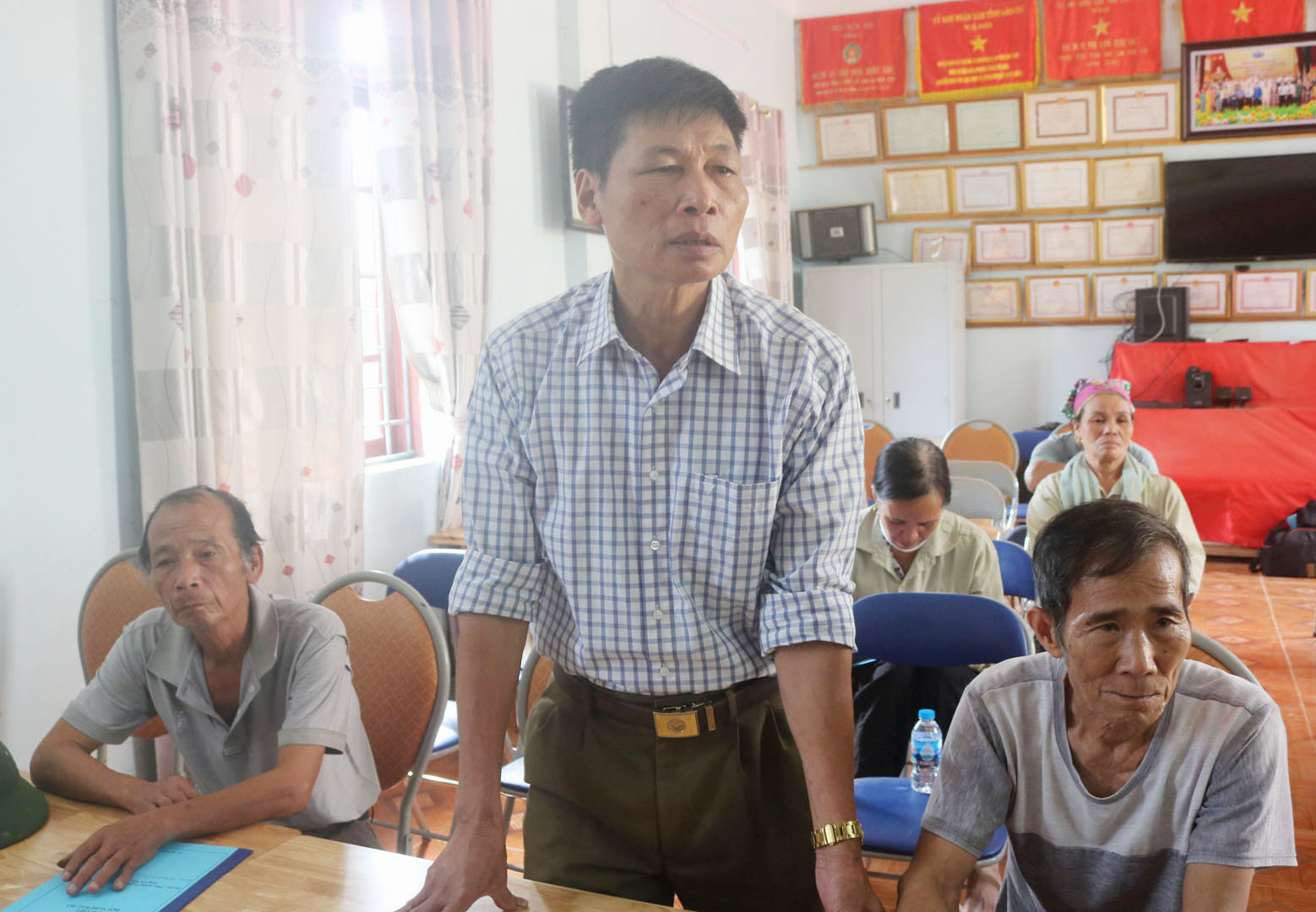 Đại diện các hộ tham gia ý kiến. Đại diện các hộ tham gia ý kiến.