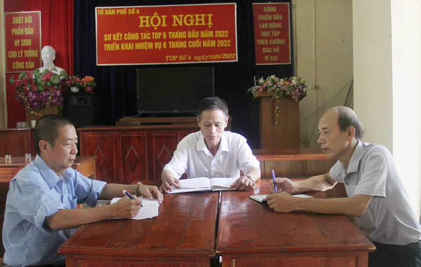 Chi ủy Chi bộ tổ dân phố số 4, thị trấn Nông trường Phong Hải, huyện Bảo Thắng họp bàn các nội dung.