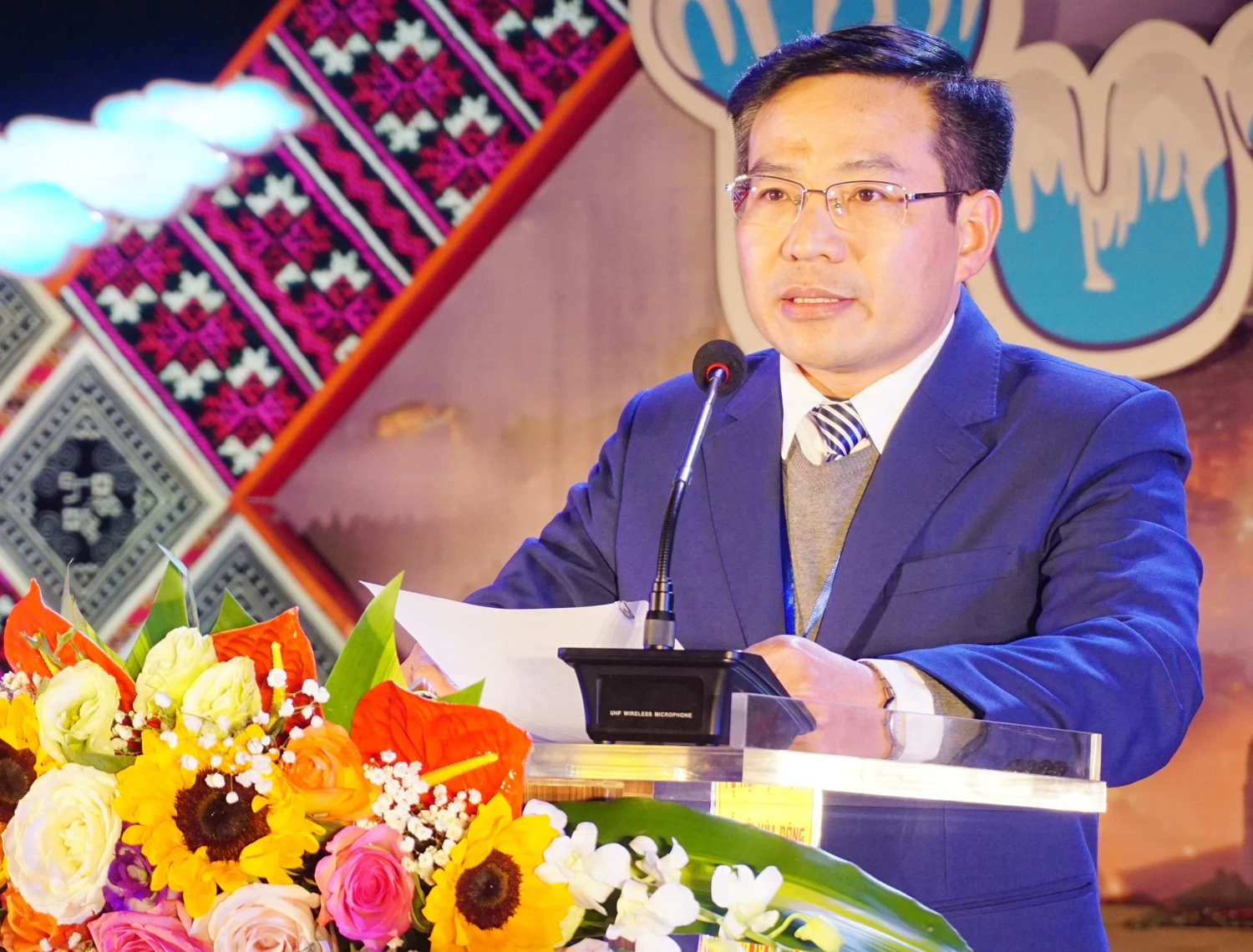 Phó Chủ tịch UBND thị xã Sa Pa Đỗ Văn Tân phát biểu khai mạc, chào mừng du khách đến với thị xã Sa Pa.