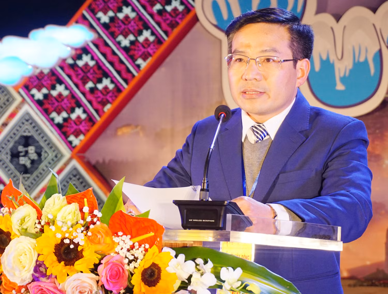 Phó Chủ tịch UBND thị xã Sa Pa Đỗ Văn Tân phát biểu khai mạc, chào mừng du khách đến với thị xã Sa Pa.