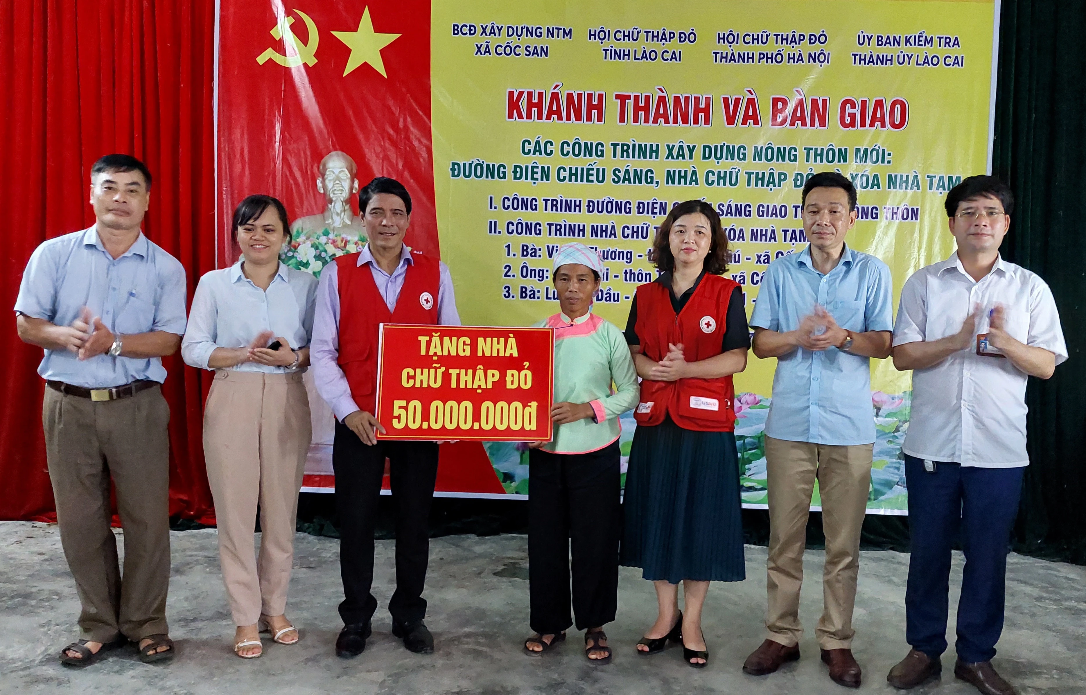 Trao biển tượng trưng hỗ trợ xây nhà Chữ thập đỏ.