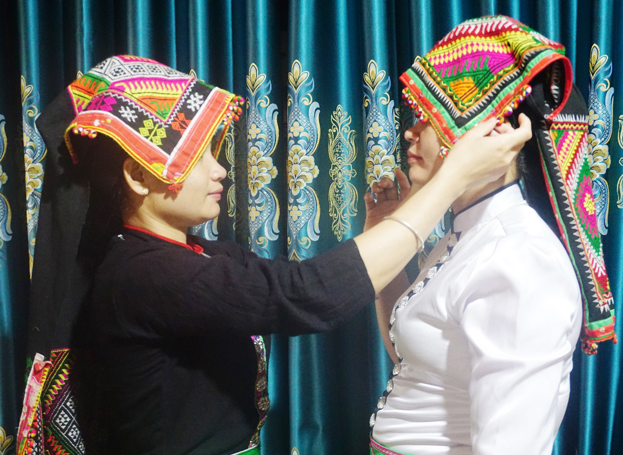 Duyên dáng chiếc khăn Piêu ảnh 2 Duyên dáng chiếc khăn Piêu ảnh 2