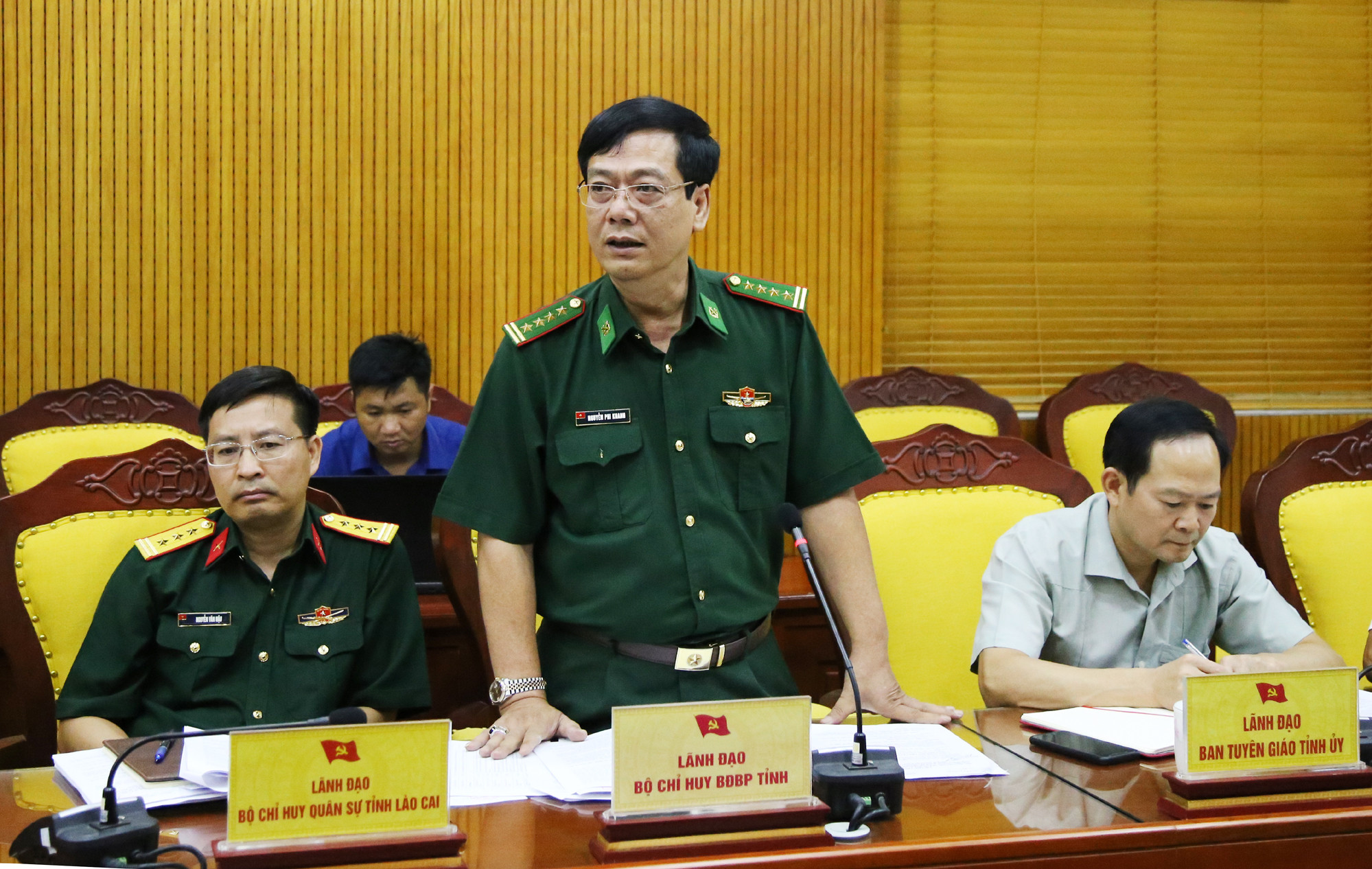 Đại biểu thảo luận tại buổi làm việc. Đại biểu thảo luận tại buổi làm việc.