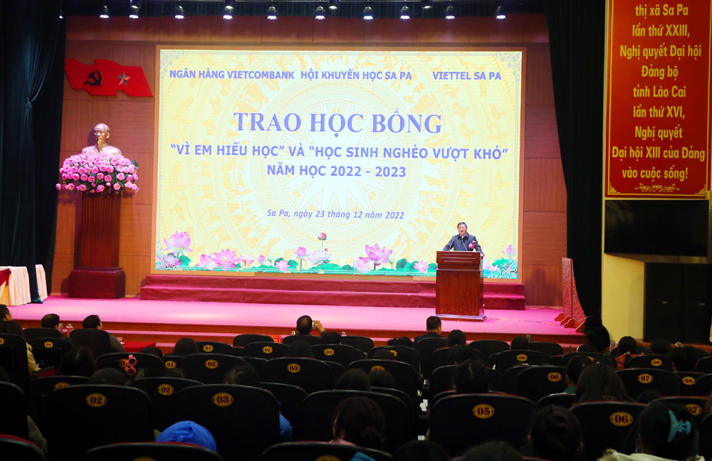 Quang cảnh lễ trao học bổng.