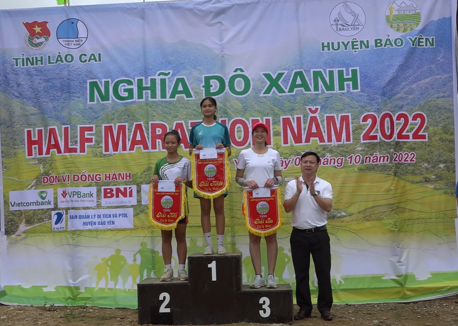 Trao giải cho vận động viên đạt thành tích cao ở các cự ly.