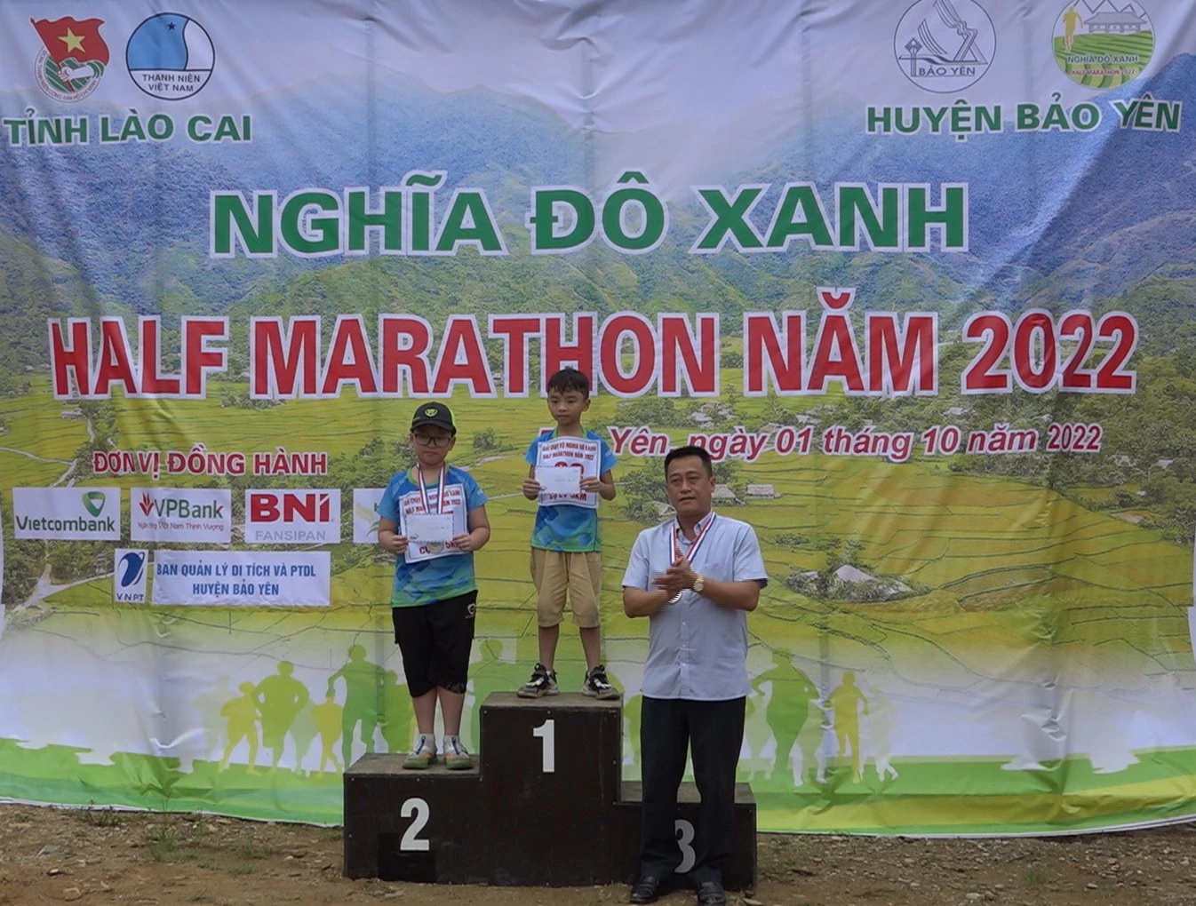 Trao giải chuyên đề cho 2 vận động viên nhỏ tuổi.