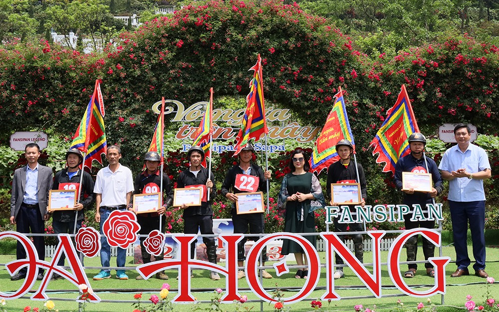 Trao giải Khuyến khích cho 6 nài ngựa lọt vào chung kết.