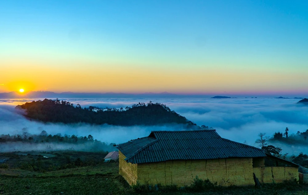 Hoàng hôn trên đỉnh Nhù Sang. Ảnh: Huy Trung