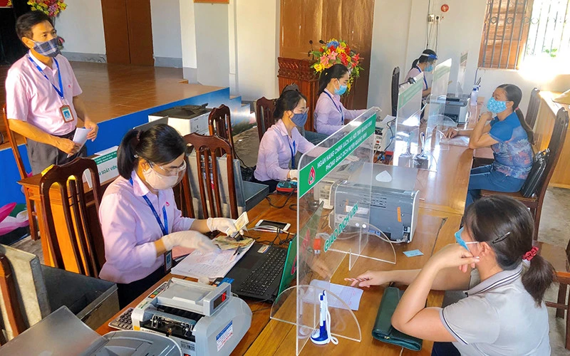 Giao dịch tại xã Vạn Ninh của Ngân hàng Chính sách xã hội tỉnh Quảng Bình. (Ảnh Tuấn Ngọc)