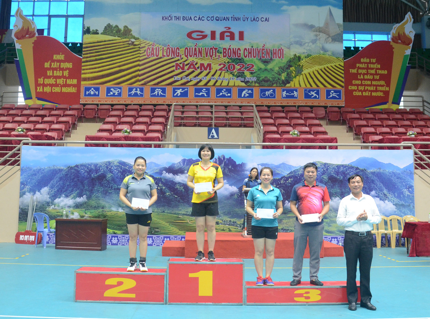 Trao giải bóng chuyền hơi đội nam nữ phối hợp. Trao giải bóng chuyền hơi đội nam. Trao giải quần vợt nội dung đôi nam. Trao giải cầu lông nội dung đôi nam lãnh đạo. Trao giải cầu lông nội dung đôi nam 45 tuổi trở lên. Trao giải cầu lông nội dung đôi nữ dưới 35 tuổi. Trao giải cầu lông nội dung đôi nam nữ dưới 35 tuổi.